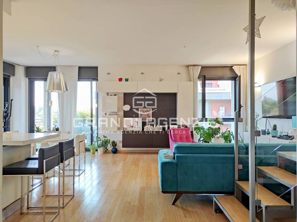Moderno quadrilocale su 2 liv. con terrazzo, cantina e box.