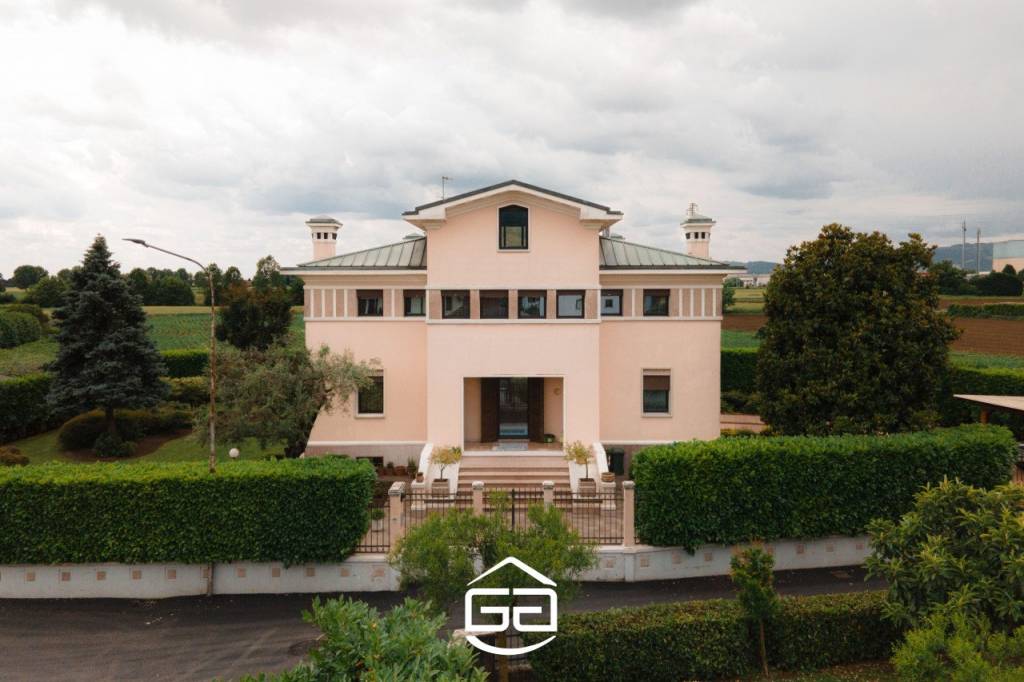 BRENDOLA – Elegante villa signorile in contesto riservato