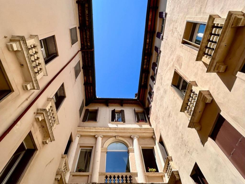 CENTRO STORICO – Luminoso e ampio bicamere al piano primo con ascensore