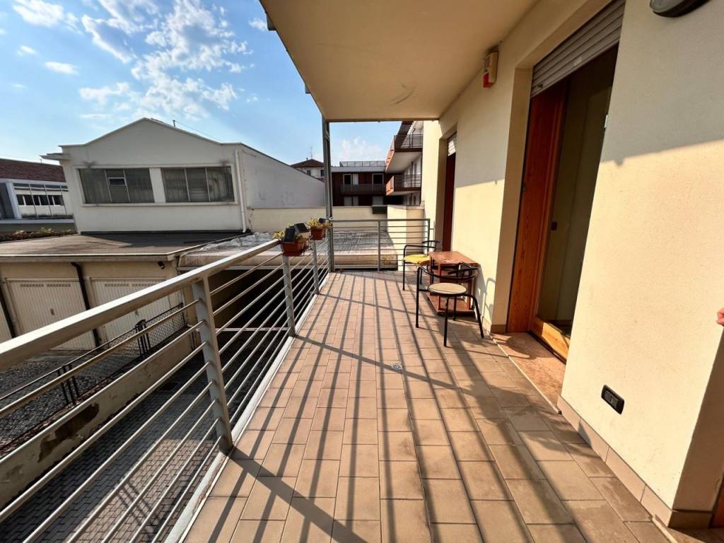 MERCATO NUOVO – Mini arredato al piano primo con terrazzo e garage