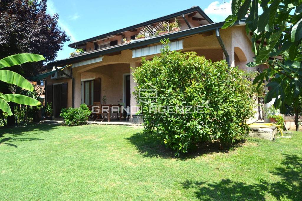Vivi la tua casa ideale: Villa con taverna,giardino e garage