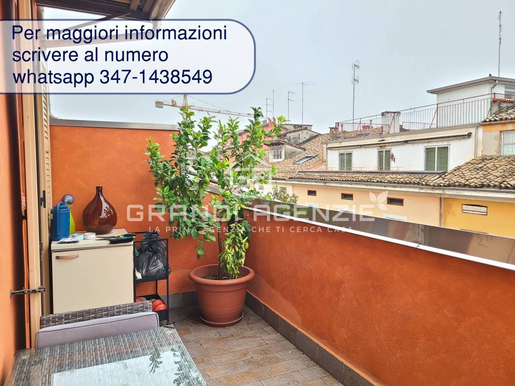 Bilocale disposto su due livelli, climatizzato e luminoso.
