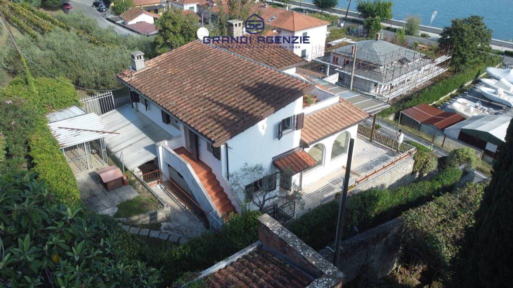 Villa indipendente con giardino, terrazzi e garage.