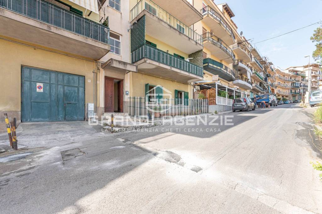 Appartamento piano rialzato con spazio esterno, lavanderia e