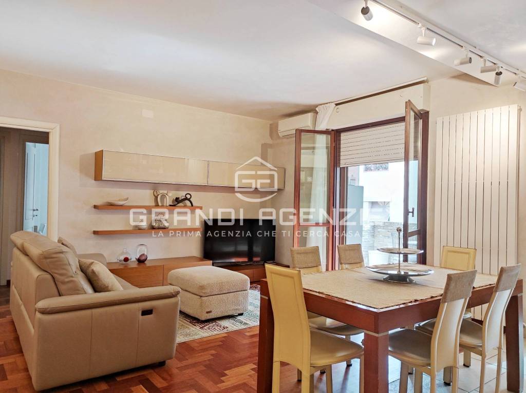 Luminoso quadrilocale ristrutturato in bellissimo contesto.