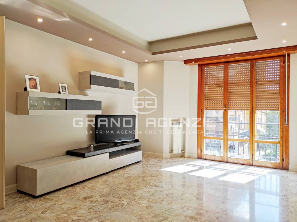 Ampio e moderno trilocale ristrutturato. Possibilità garage