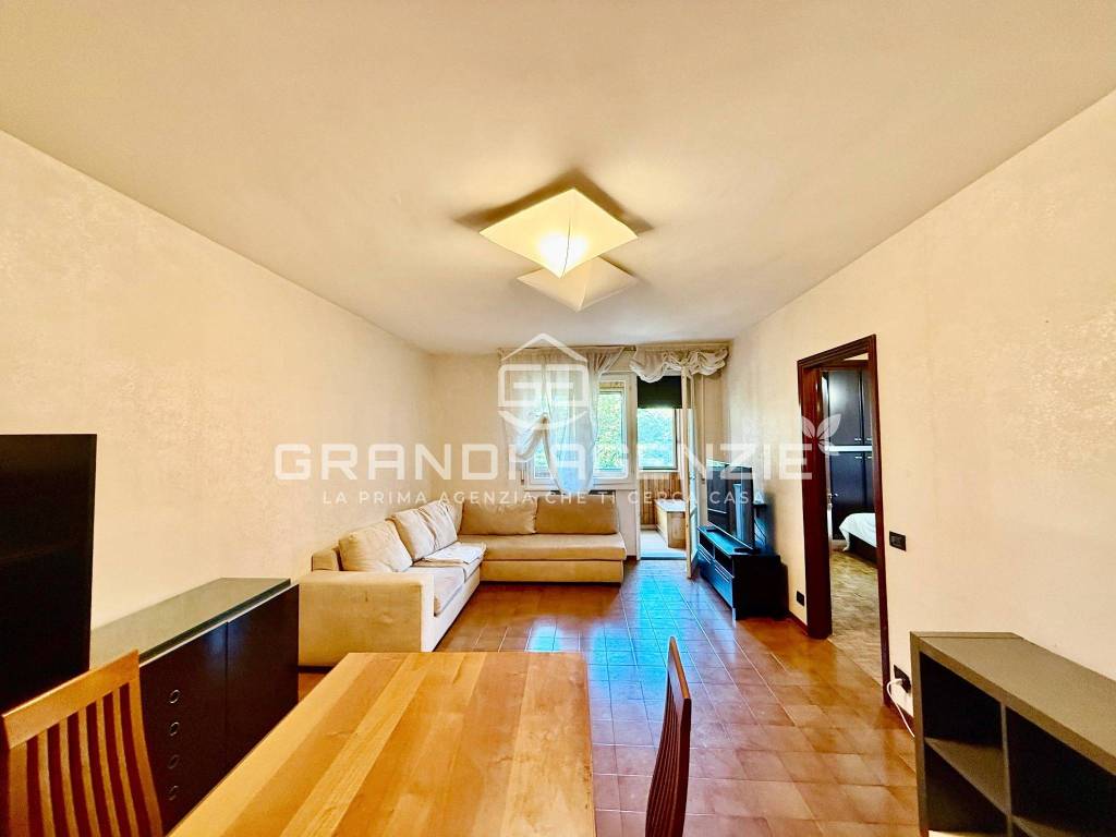 Confortevole trilocale con loggia abitabile. Ottimo contesto