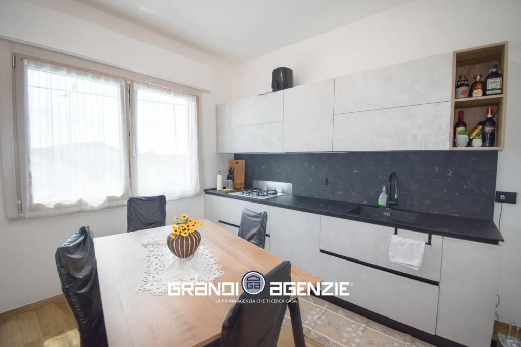 BIFAMILIARE IN ORIZZONTALE CON GIARDINO IN VENDITA