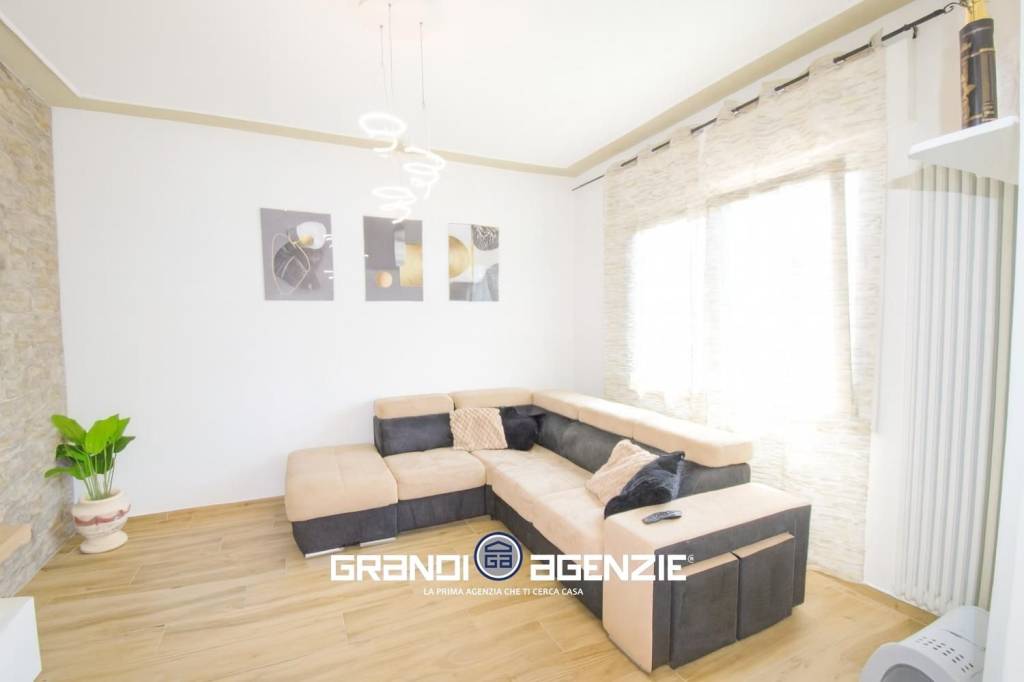 BIFAMILIARE IN ORIZZONTALE CON GIARDINO IN VENDITA