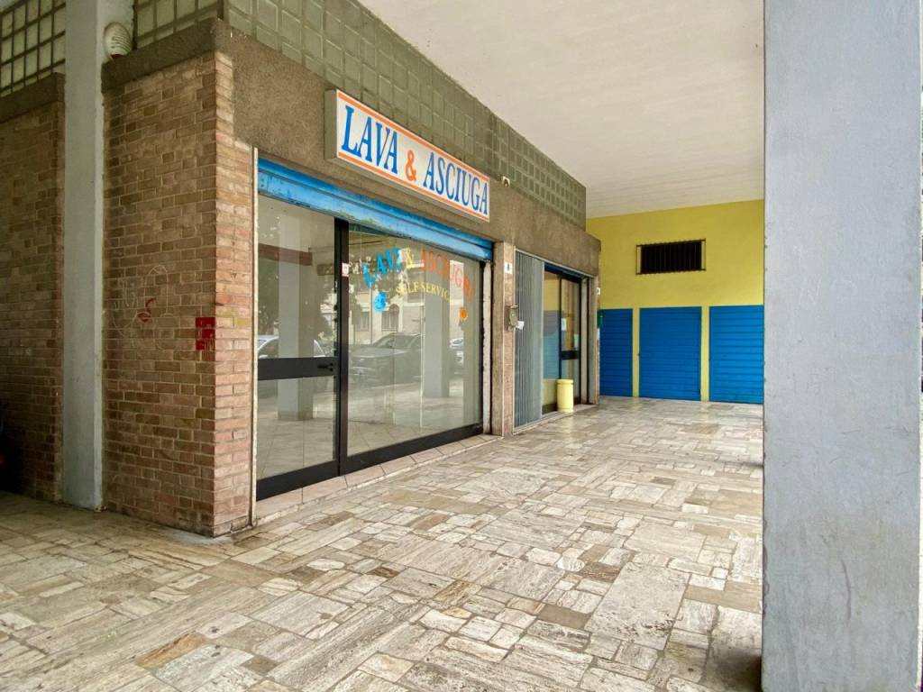 VILLAGGIO DEL SOLE – Negozio al piano terra di 21 mq