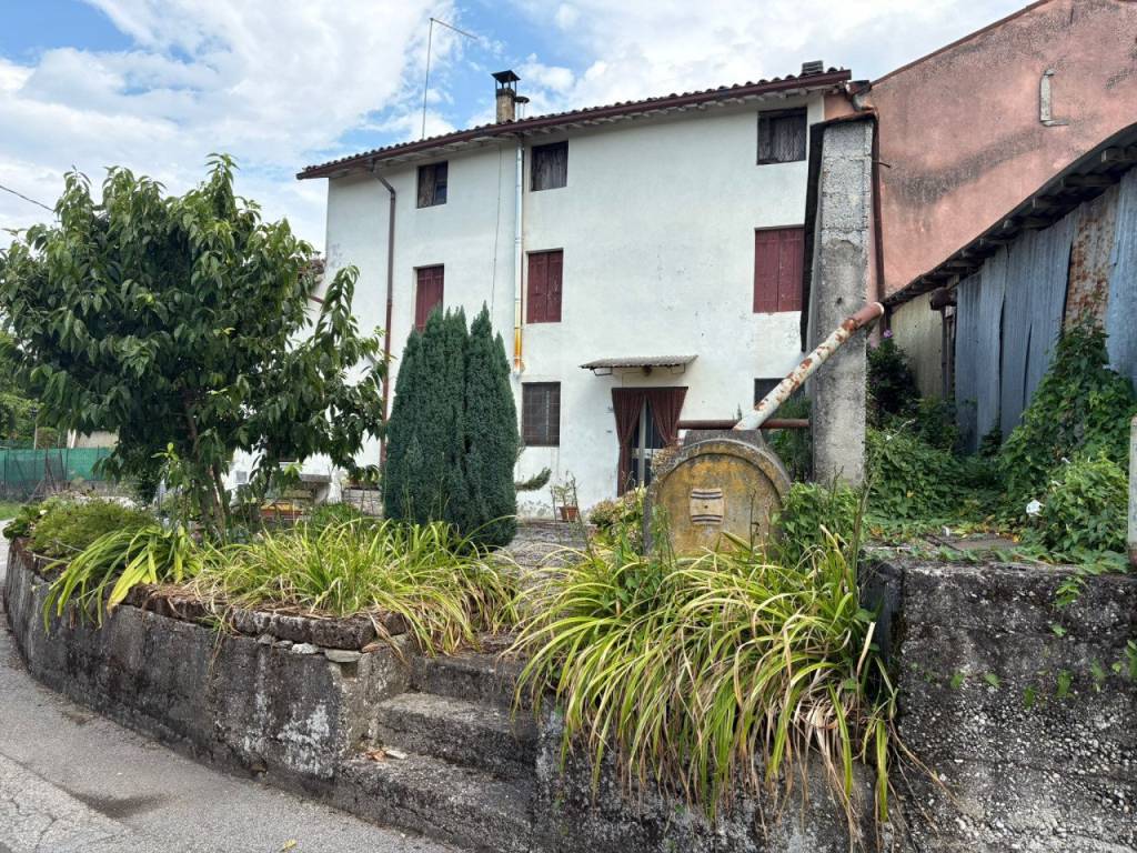 ARCUGNANO. Casa indipendente con piccolo scoperto privato
