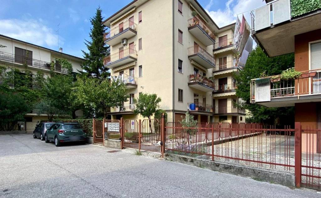 INTERNO VILLAGGIO DEL SOLE – Ampio bicamere con studio terrazze e garage