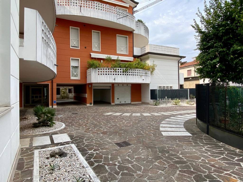 SANT’ANDREA – Bicamere con terrazzo e garage