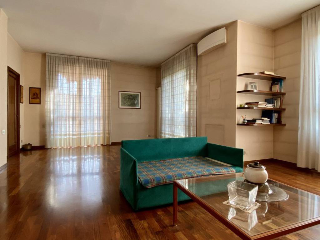 ZONA BANCHE – Ampio e luminoso tricamere con terrazzo, garage, cantina e soffitta