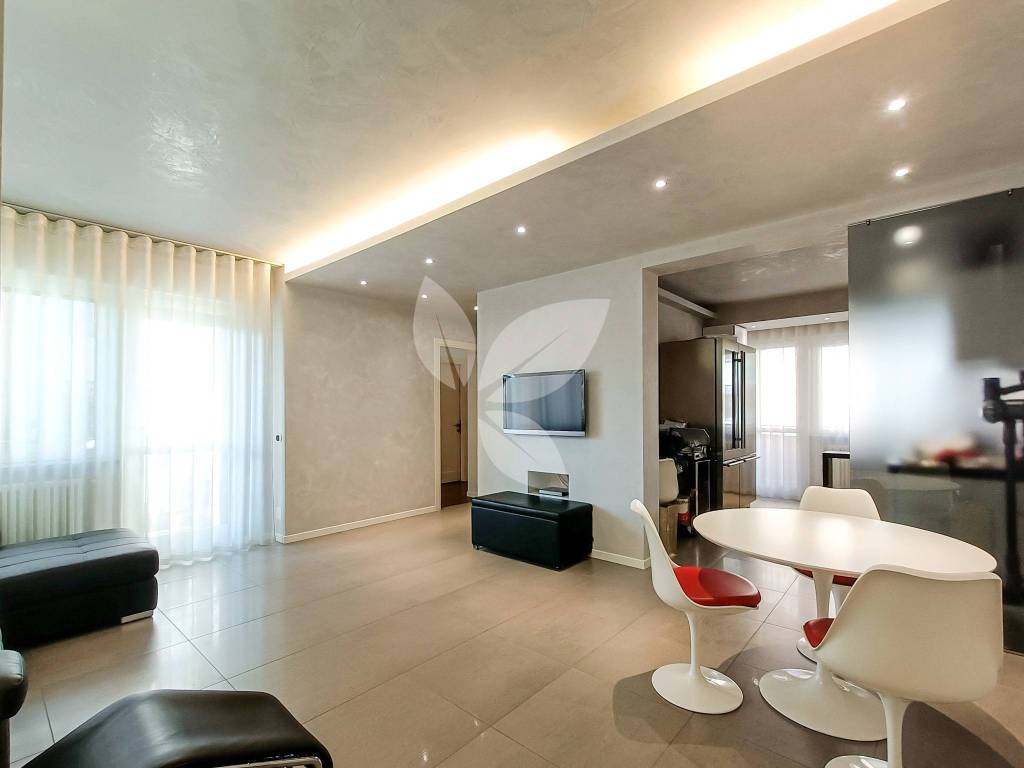 Moderno quadrilocale con 2 logge, cantina e garage a parte.