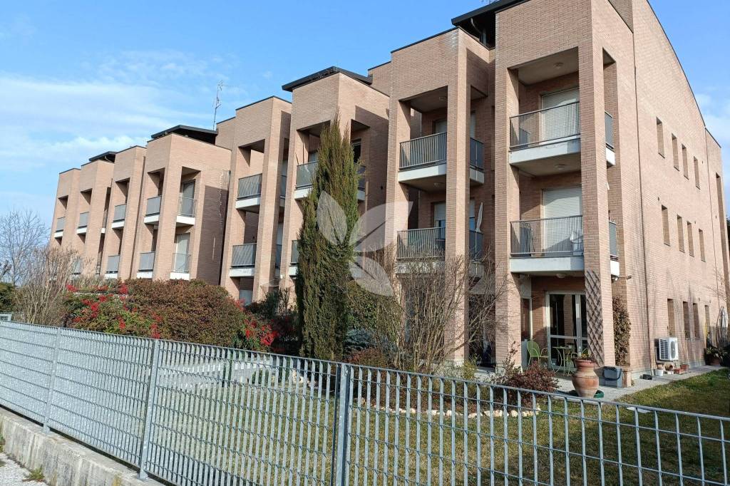 Moderno e recente trilocale con loggia, cantina e garage.