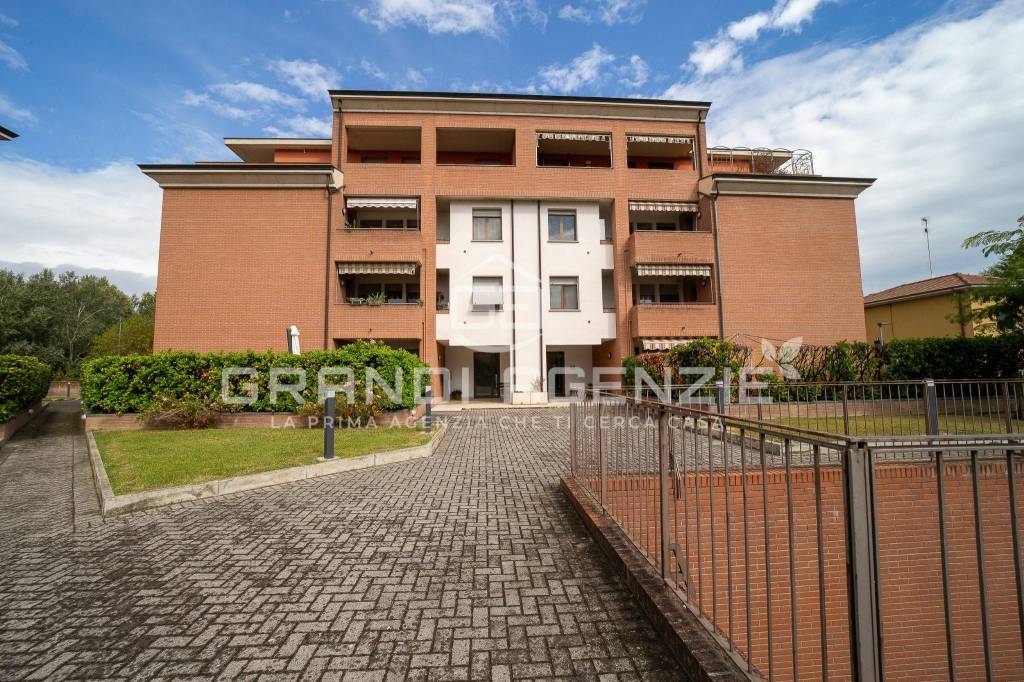 Ampio quadrilocale con terrazzo angolare, cantina e garage.