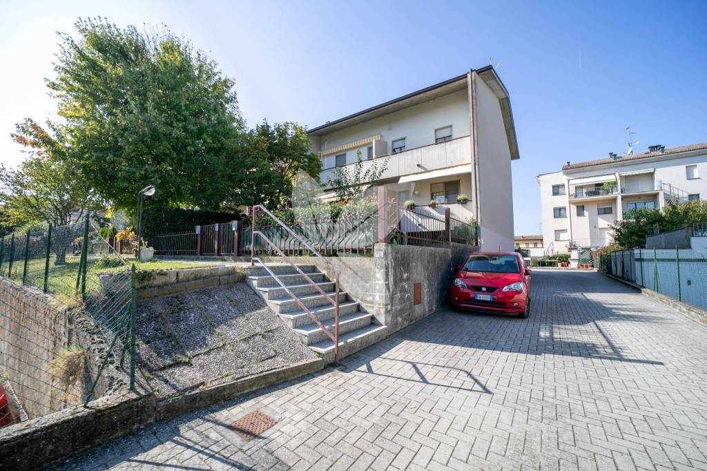 Villetta a schiera su più livelli, con 2 garage e giardino.