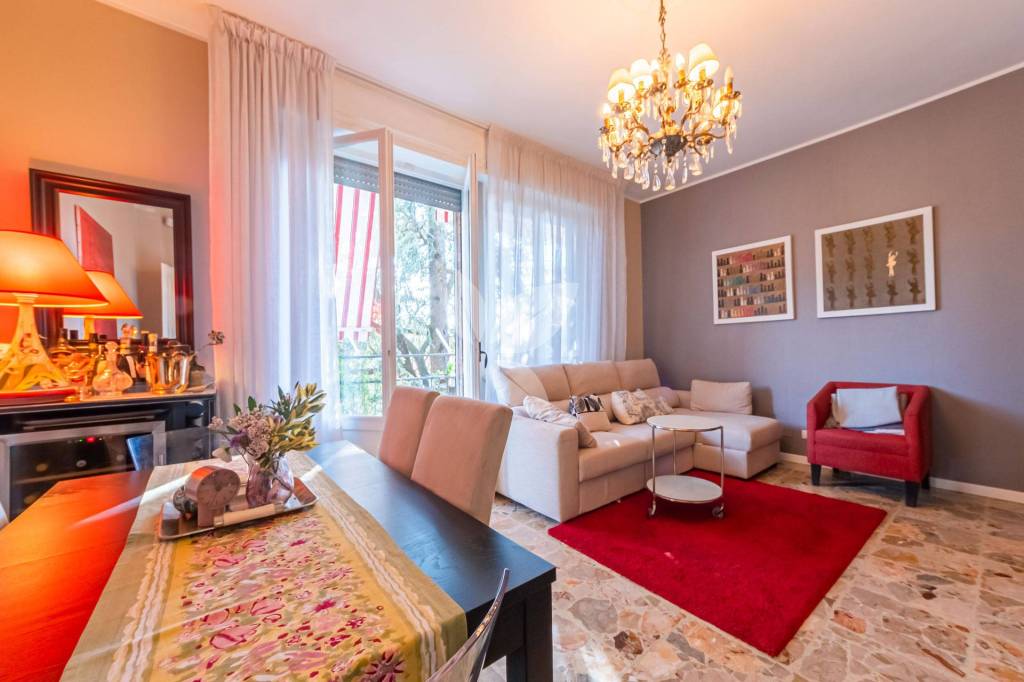 Luminoso quadrilocale con 2 balconi, cantina e garage.