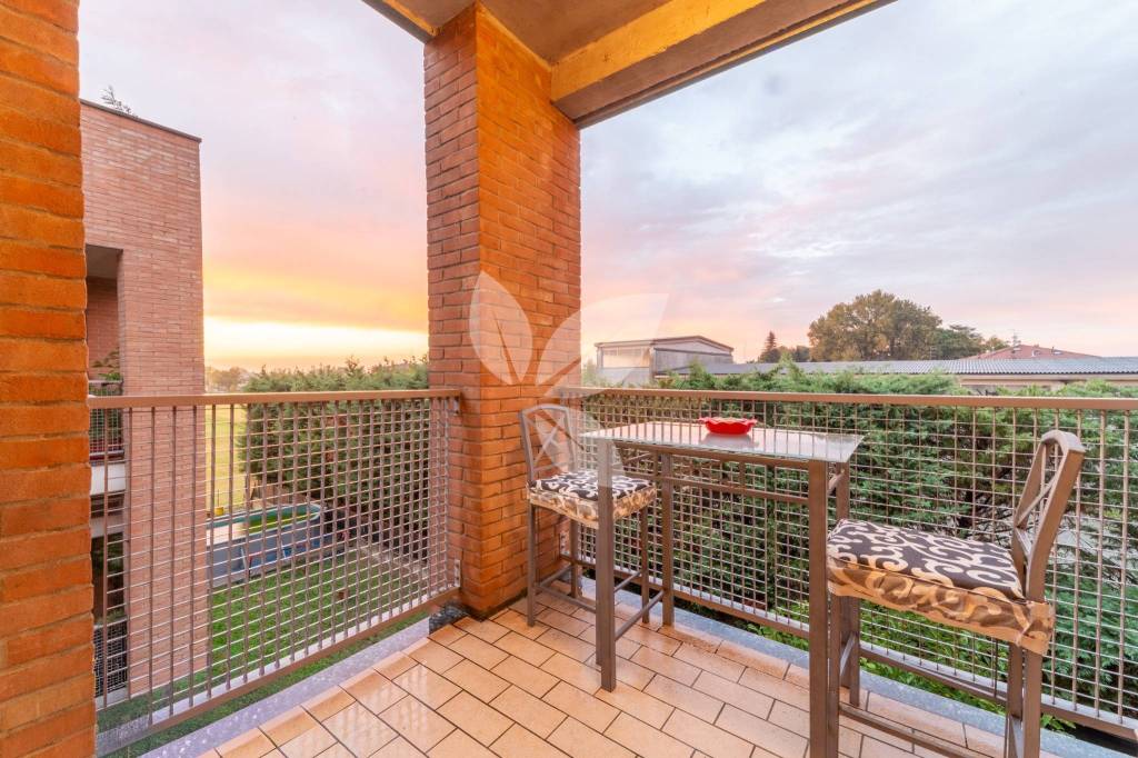 Moderno trilocale con loggia sul verde, cantina e garage.