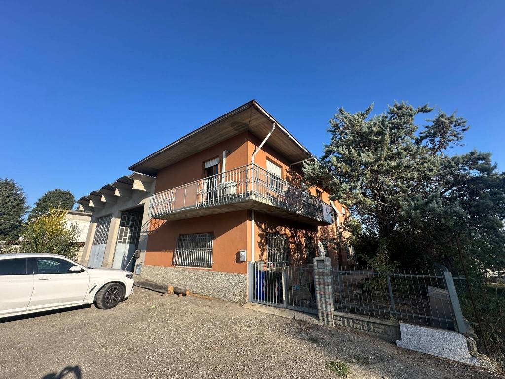 Casa indipendente con capannone annesso – Ottima opportuni