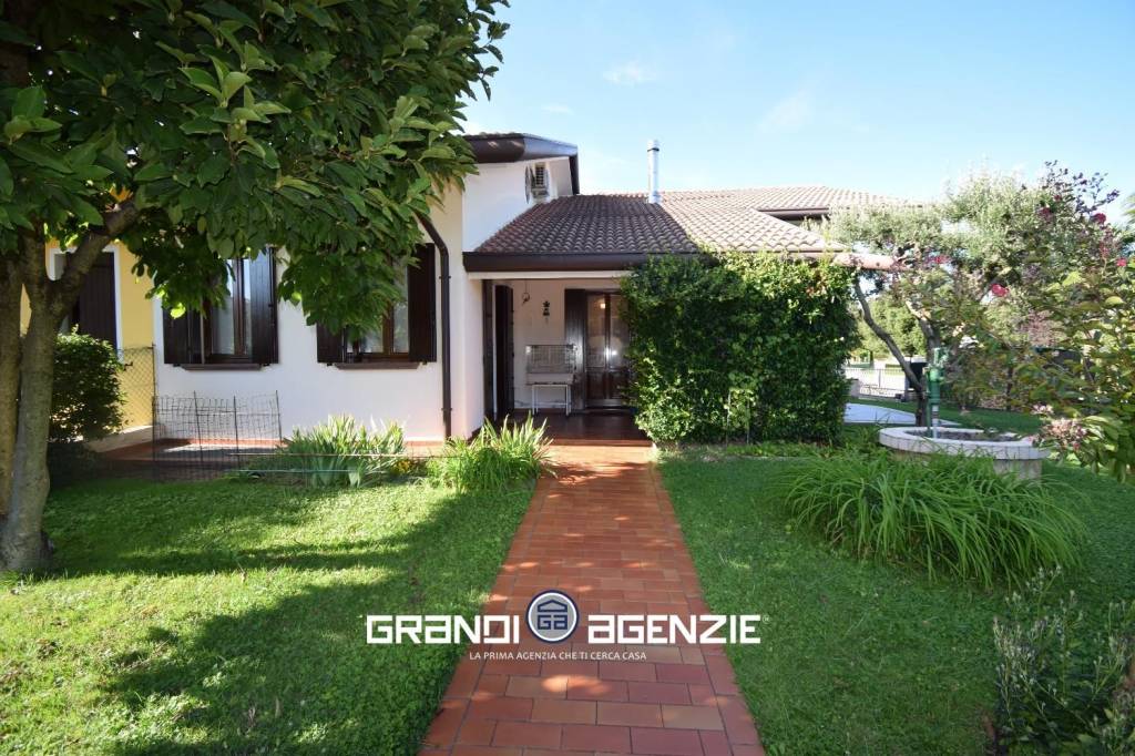 Soluzione Indipendente con Giardino e Taverna