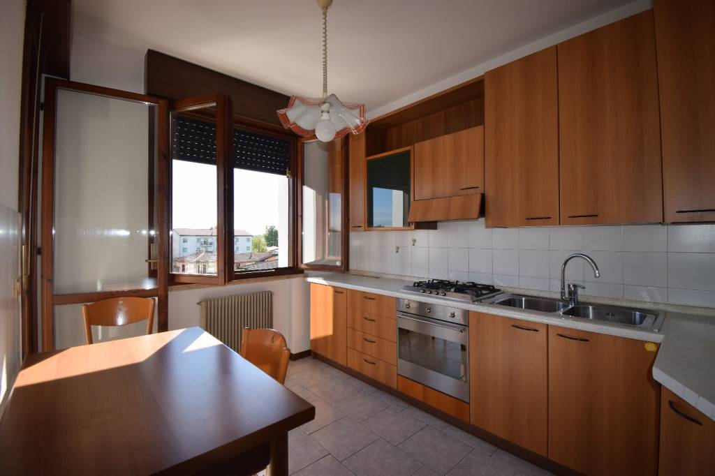 APPARTAMENTO CON 3 CAMERE E 2 BAGNI IN GHIRADA