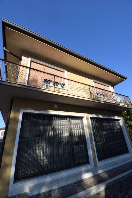 Casa indipendente con ampi spazi, giardino e locali