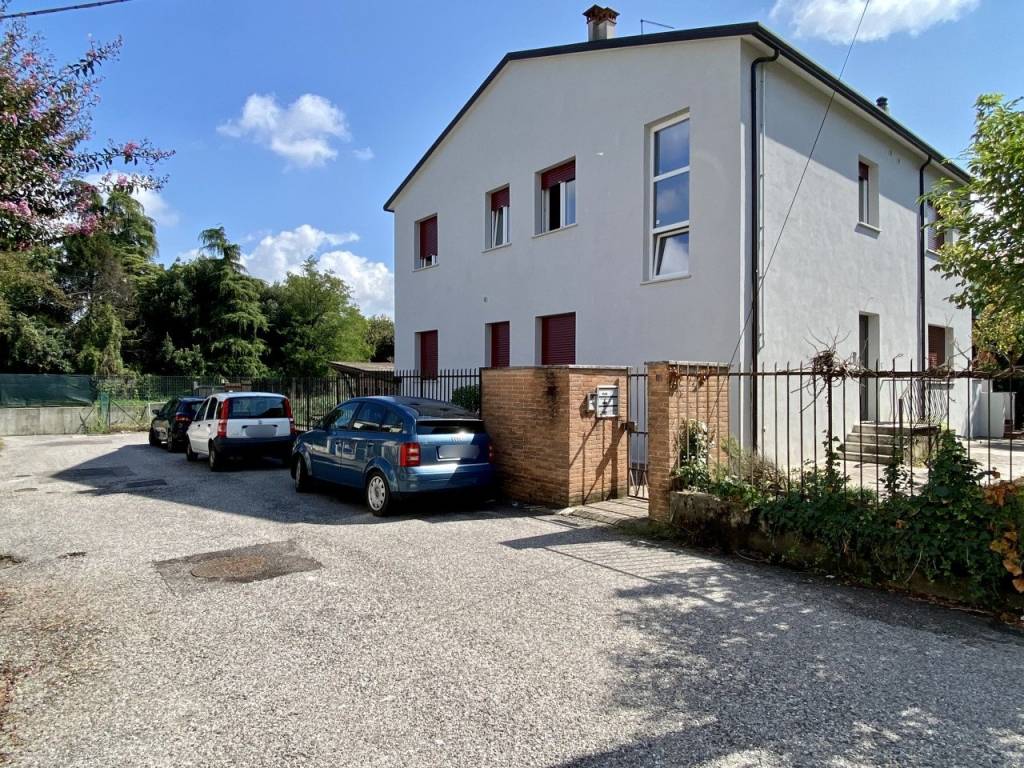 VIALE TRENTO – Quadricamere al piano terra con terrazzo e due posti auto