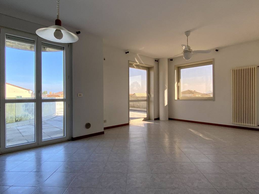 LONGARE – Grande tricamere con terrazzone, molteplici garage e cantina