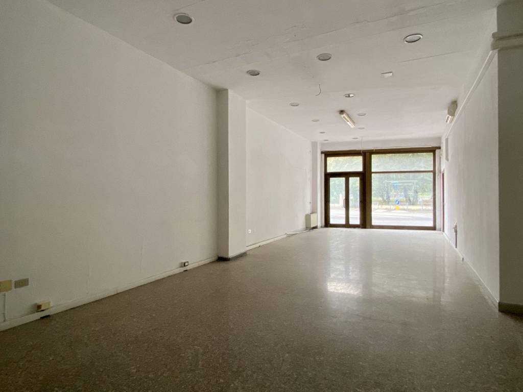 VIALE MILANO – Negozio vetrinato fronte strada con un posto auto