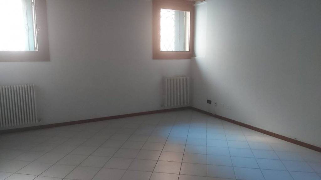 CONTRA’ SAN SILVESTRO – Ufficio al piano terra