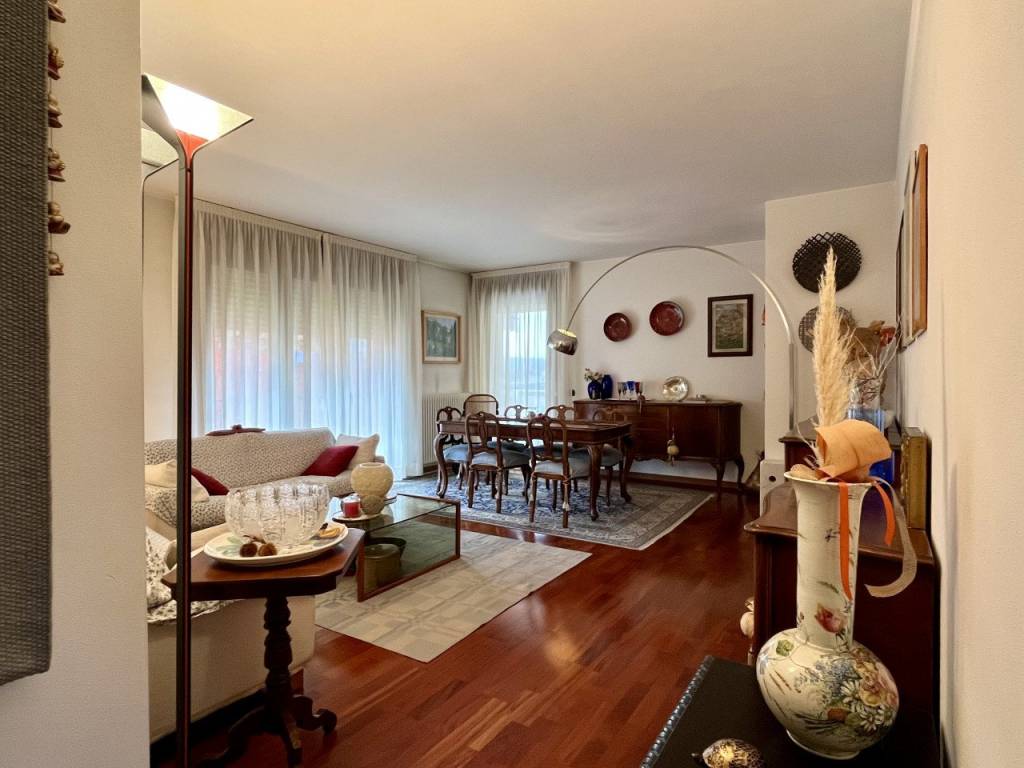 SANTA BERTILLA – Elegante tricamere con terrazze, taverna e garage