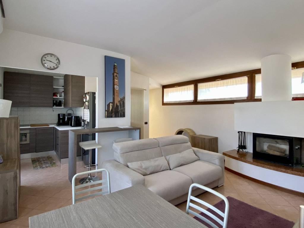 FERROVIERI – Grazioso appartamento bicamere con camino, terrazzo e garage