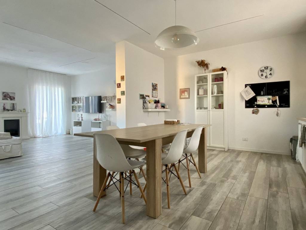 Porzione di bifamiliare sovrapposta con terrazzone, completamente ristrutturata