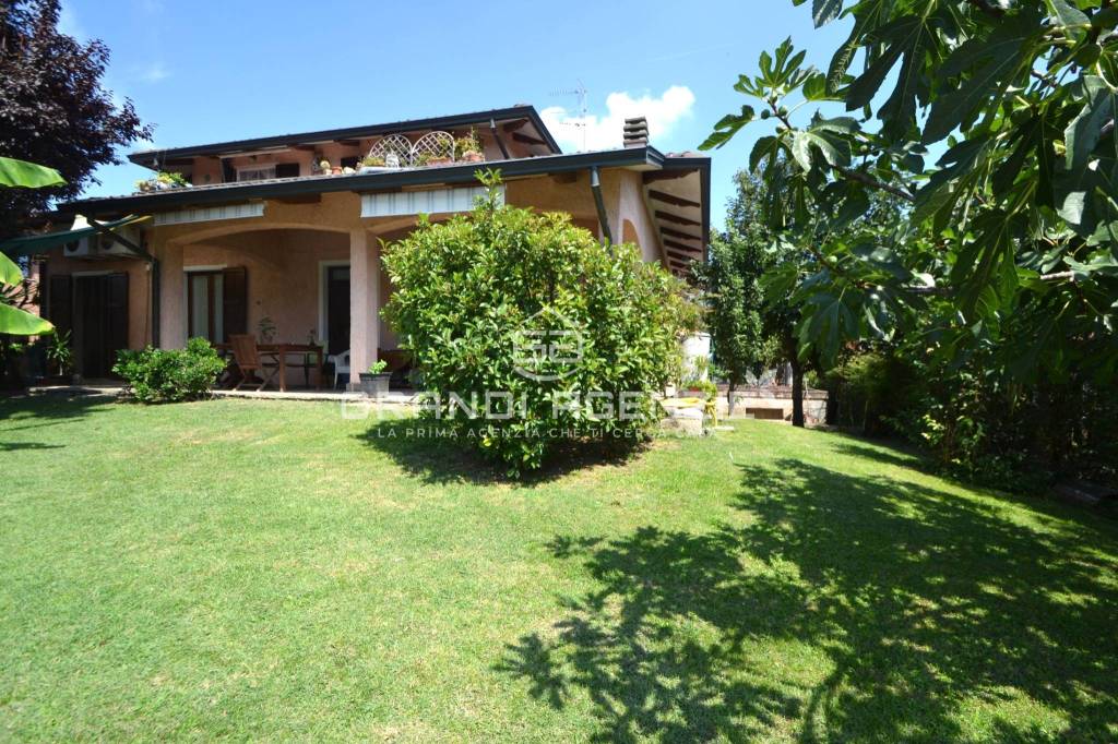 Vivi la tua casa ideale: Villa con taverna,giardino e garage