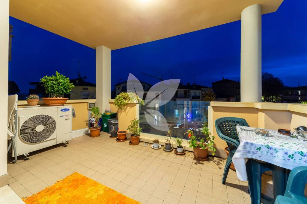 Luminoso e moderno trilocale con ampio balcone e garage.