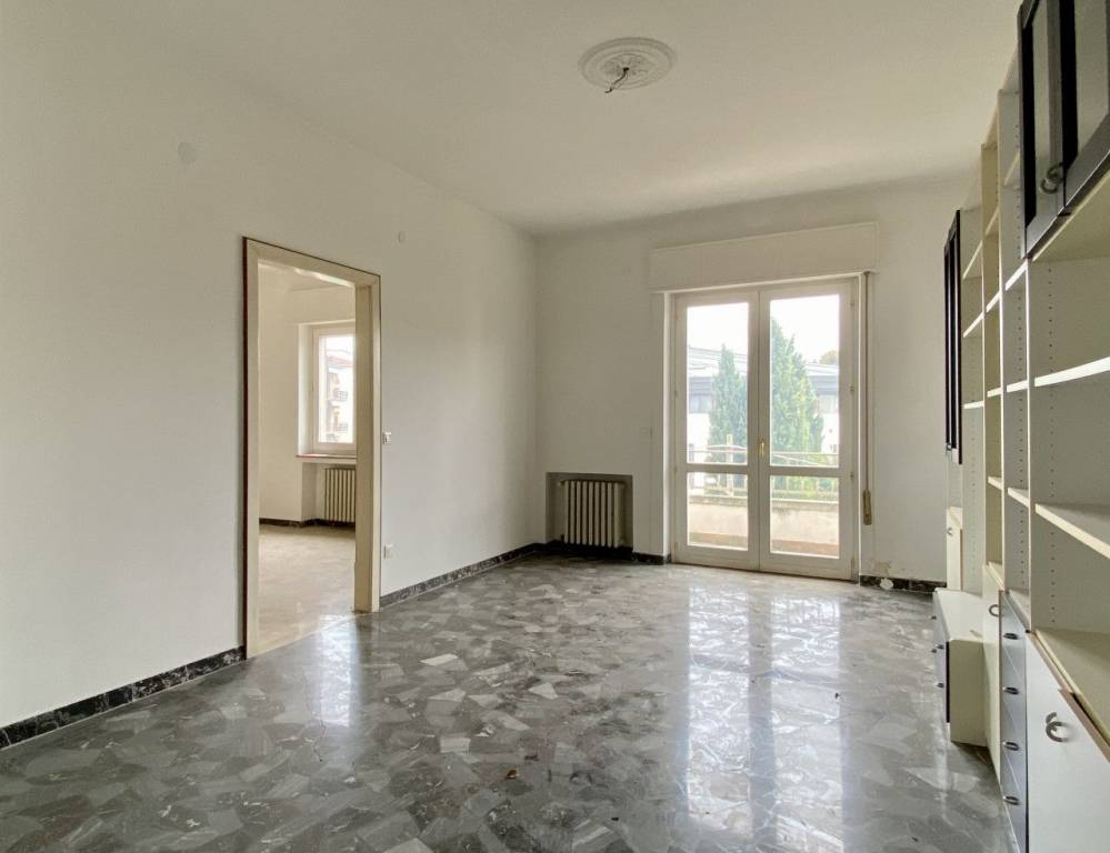 SAN FRANCESCO – Bicamere da ristrutturare con terrazze e garage