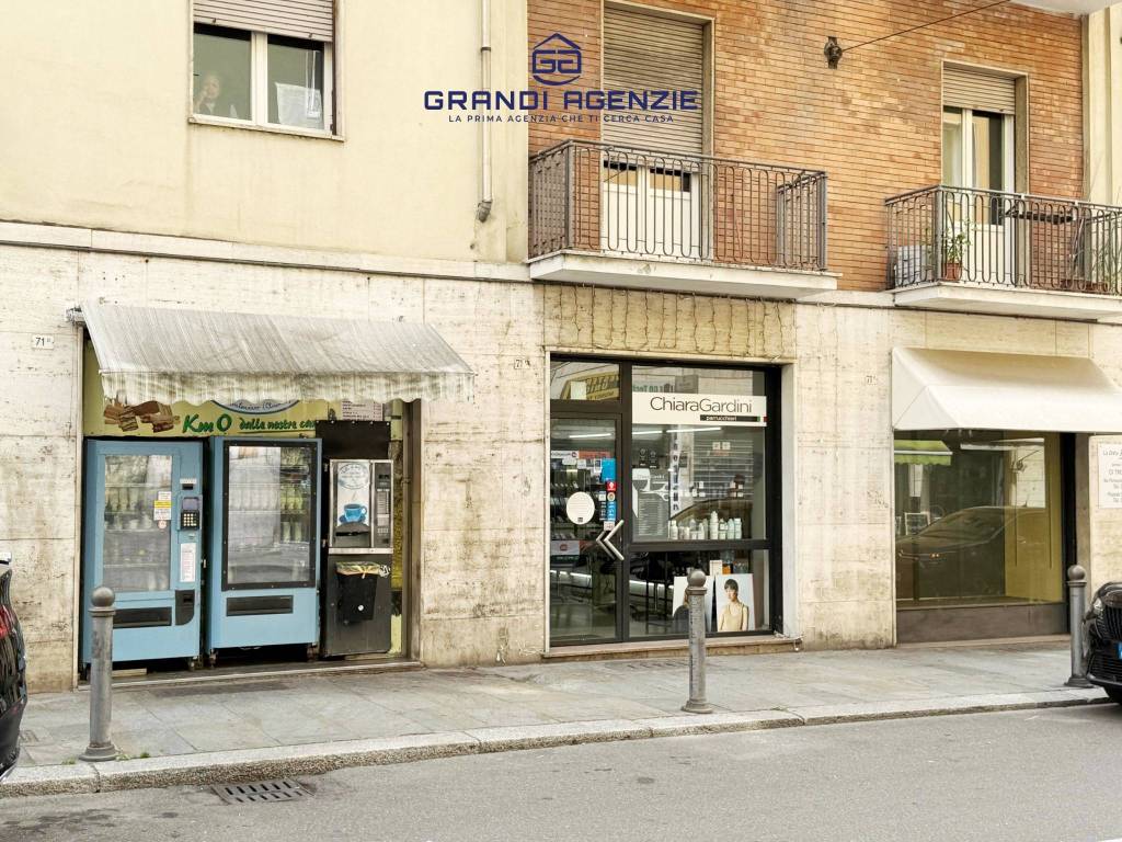 Negozio di 43 mq con magazzino. Ristrutturato. In centro