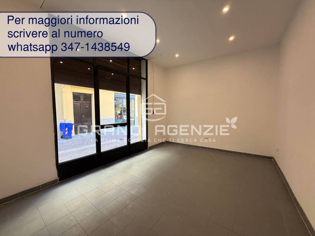 Negozio con ampia vetrina, in pieno centro.