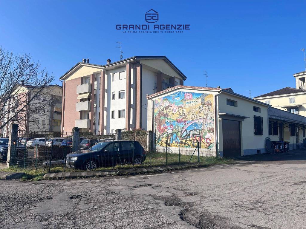 Ufficio/magazzino di 220 mq su 2 livelli, con giardino.