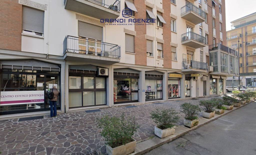 Negozio fronte strada con 2 grandi vetrine. Via Emilia Est.