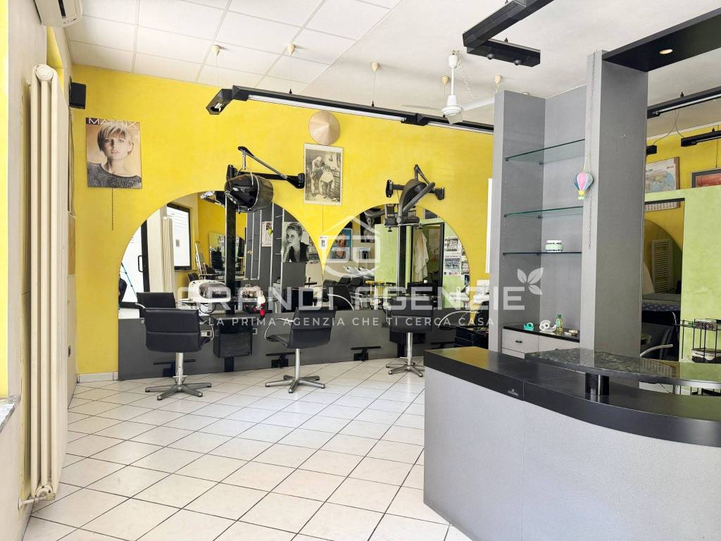 Negozio per parrucchiera, con vetrina fronte strada.