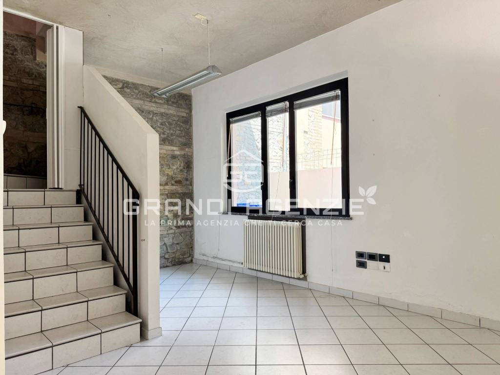 Negozio moderno e ristrutturato, su 2 livelli con terrazzo.