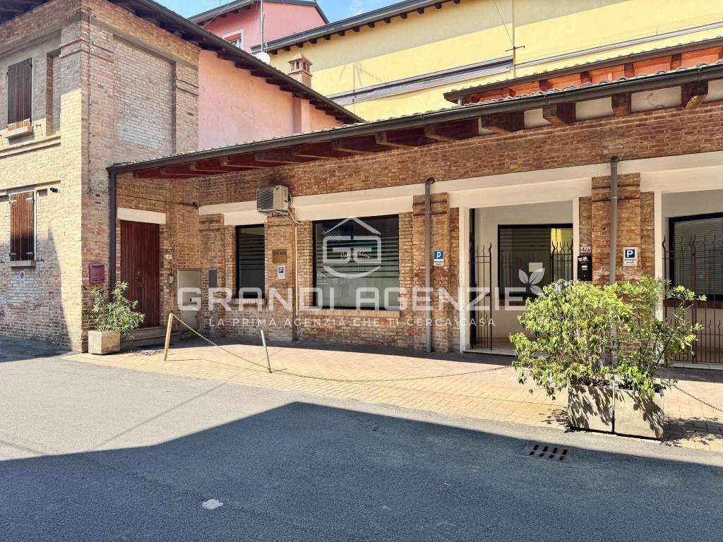 2 negozi adiacenti con vetrina fronte strada. Ristrutturati.