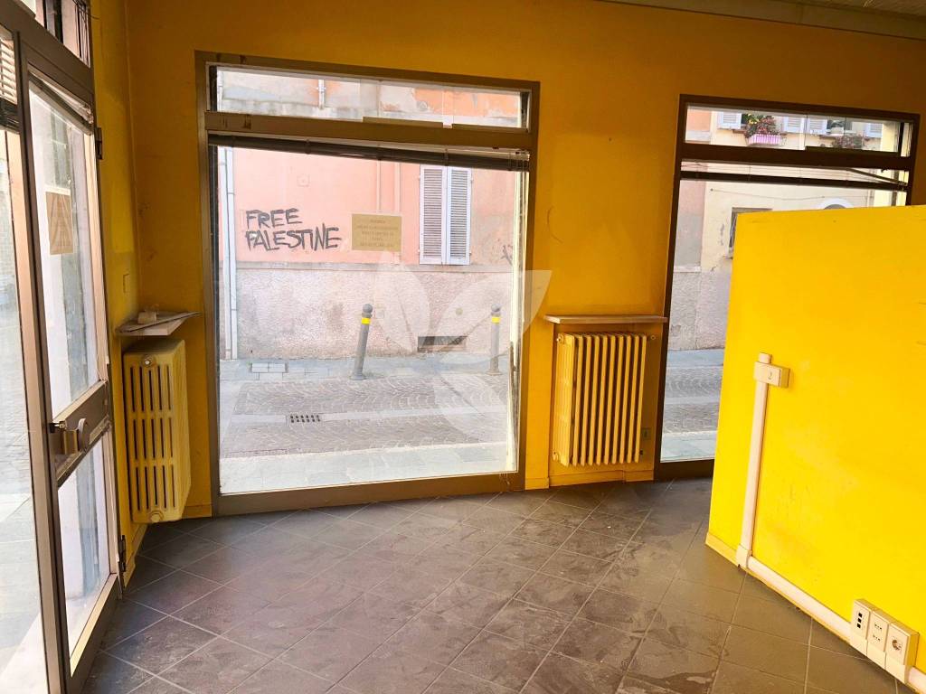 Locale commerciale su due livelli in centro.