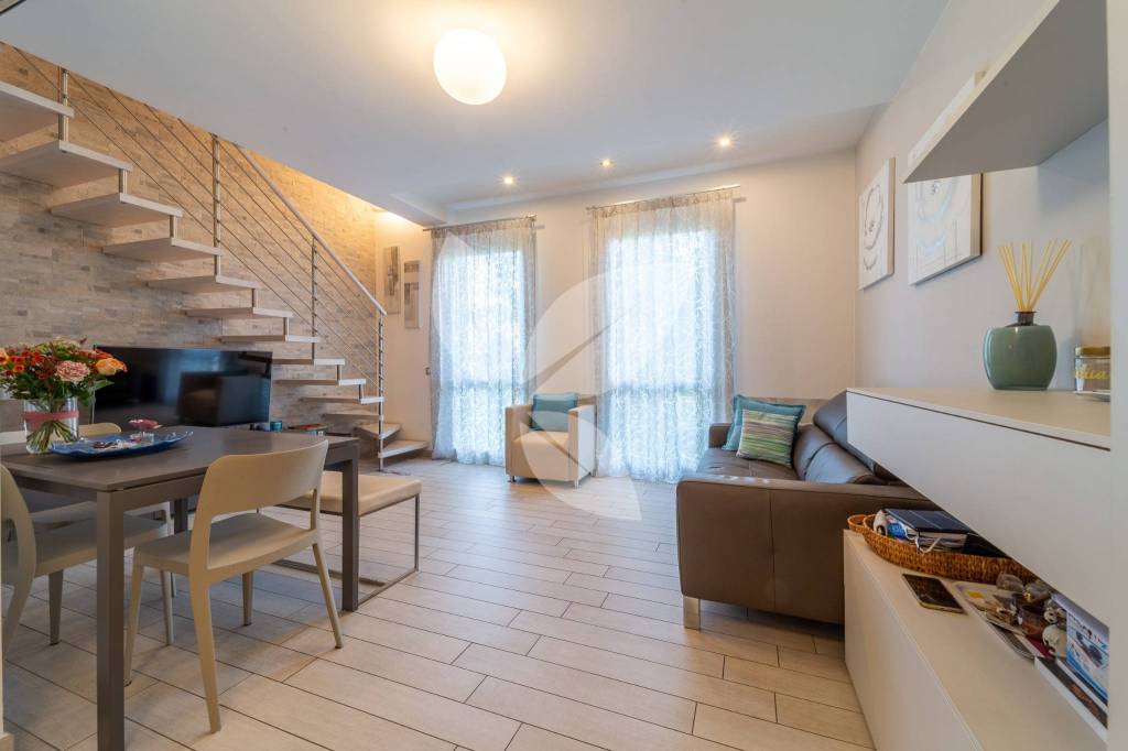 Moderno trilocale duplex completo di garage!