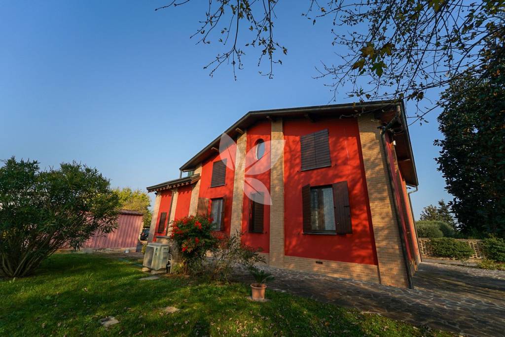 Moderna villa indipendente con grande giardino.