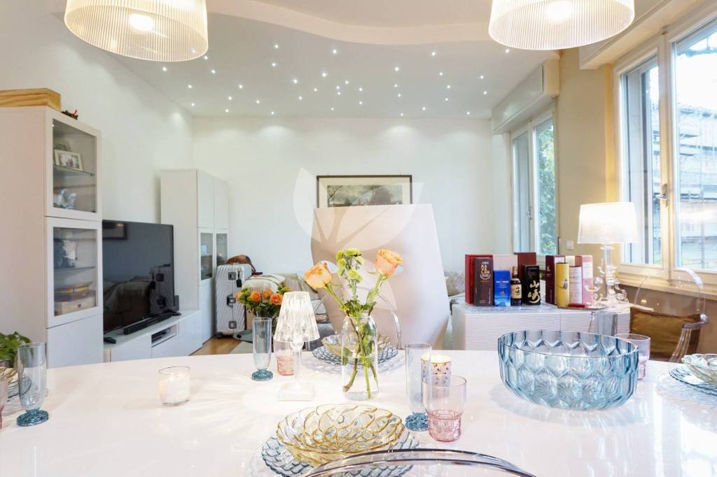 Prestigioso trilocale ristrutturato e venduto arredato.