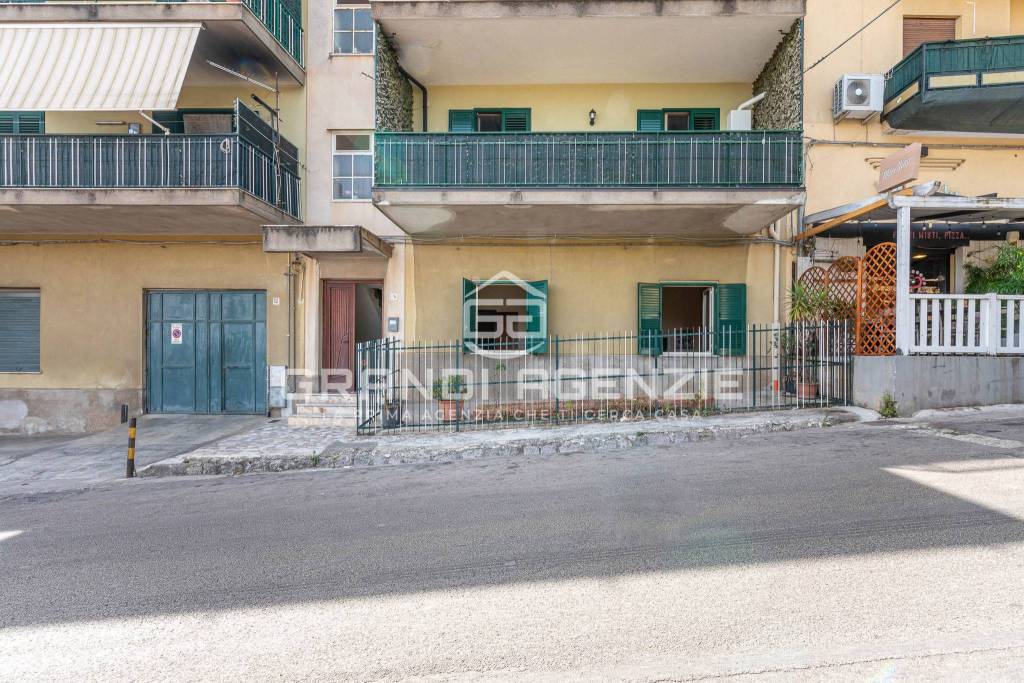 Appartamento piano rialzato con spazio esterno, lavanderia e